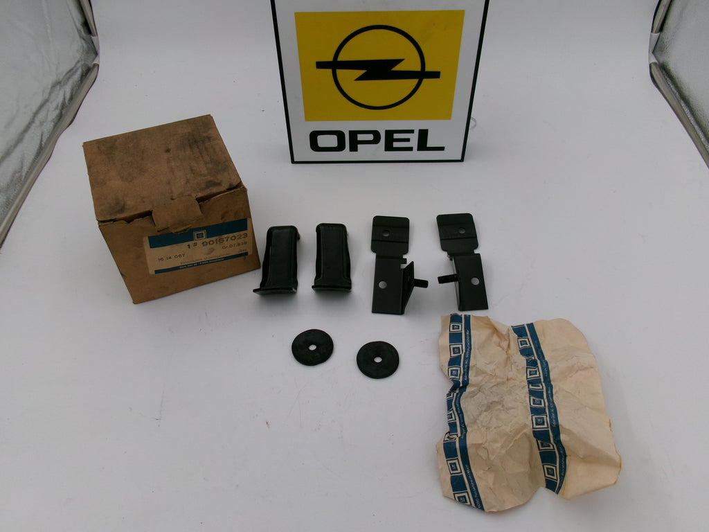 SATZ BEFESTIGUNGSTEILE Opel Manta  hintere Stoßstange 90167023