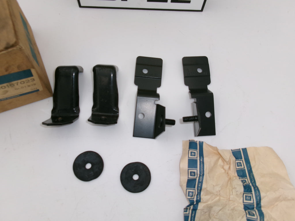 SATZ BEFESTIGUNGSTEILE Opel Manta  hintere Stoßstange 90167023