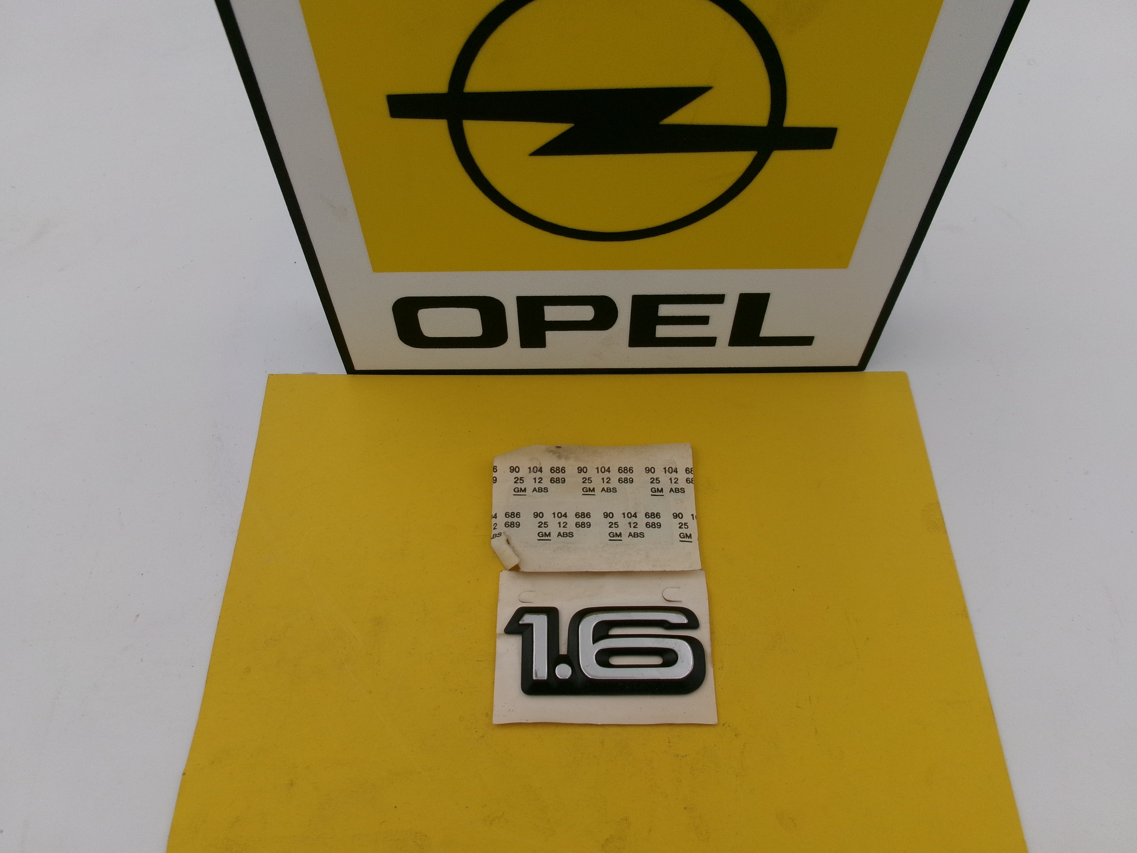 Original GM Opel Schriftzug Emblem 1,6 schwarz/chrom 90104686 Ascona C , Corsa A