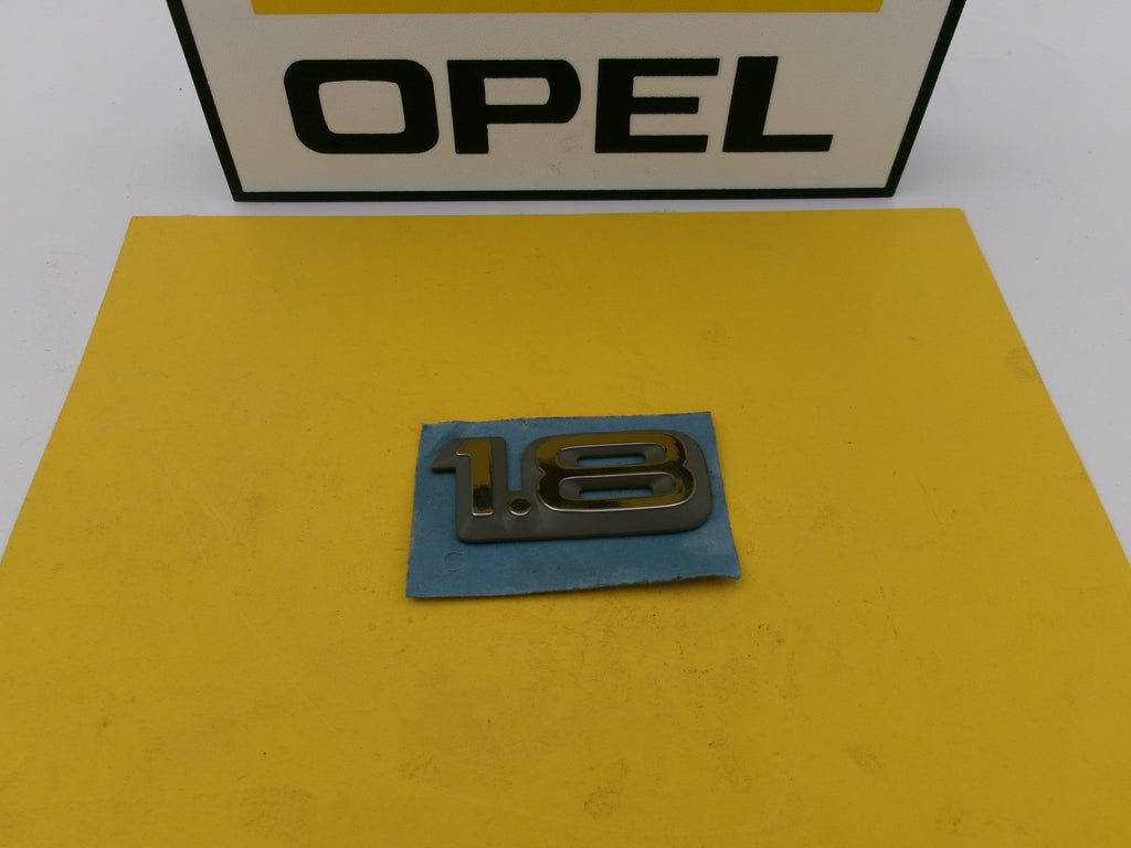 Schriftzug Emblem "1.8"  Original  GM Opel Ascona C  90227231 Neu