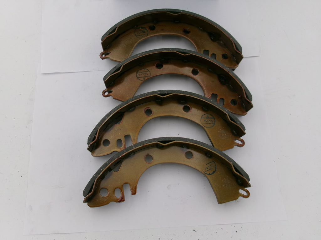 Bremsbackensatz MITSUBISHI CORDIA, LANCER, TREDIA OE MB134832